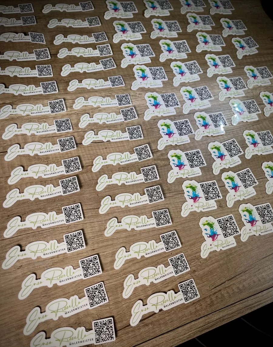 Gestanzte Aufkleber mit Schriftzug und QR-Code für Enzo der Maler