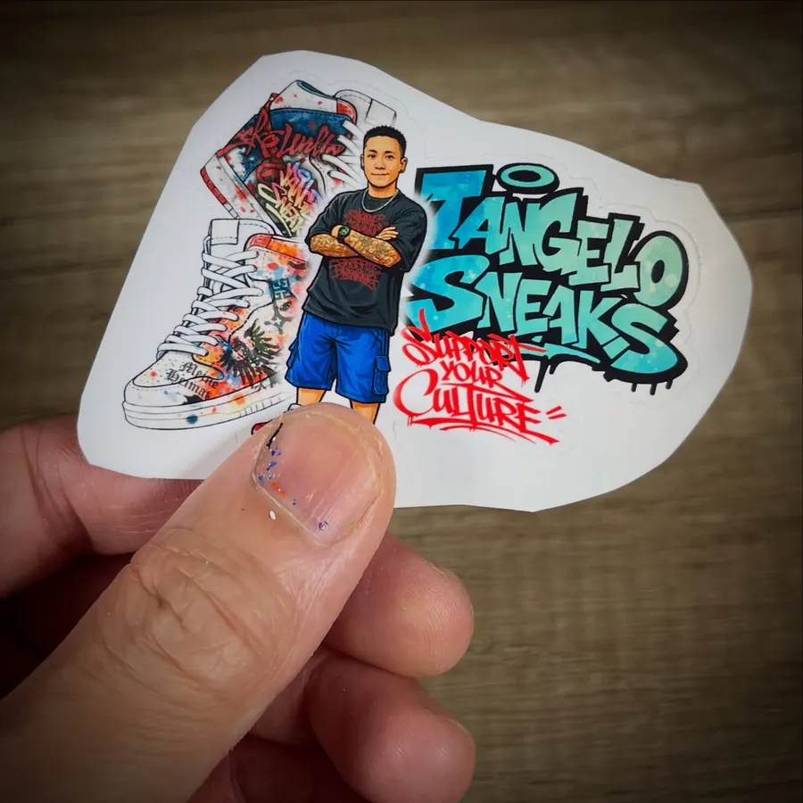 Gestanzter Tangelo-Sneaks-Aufkleber mit gezeichnetem Steven und Custom-Sneaker, in der Hand